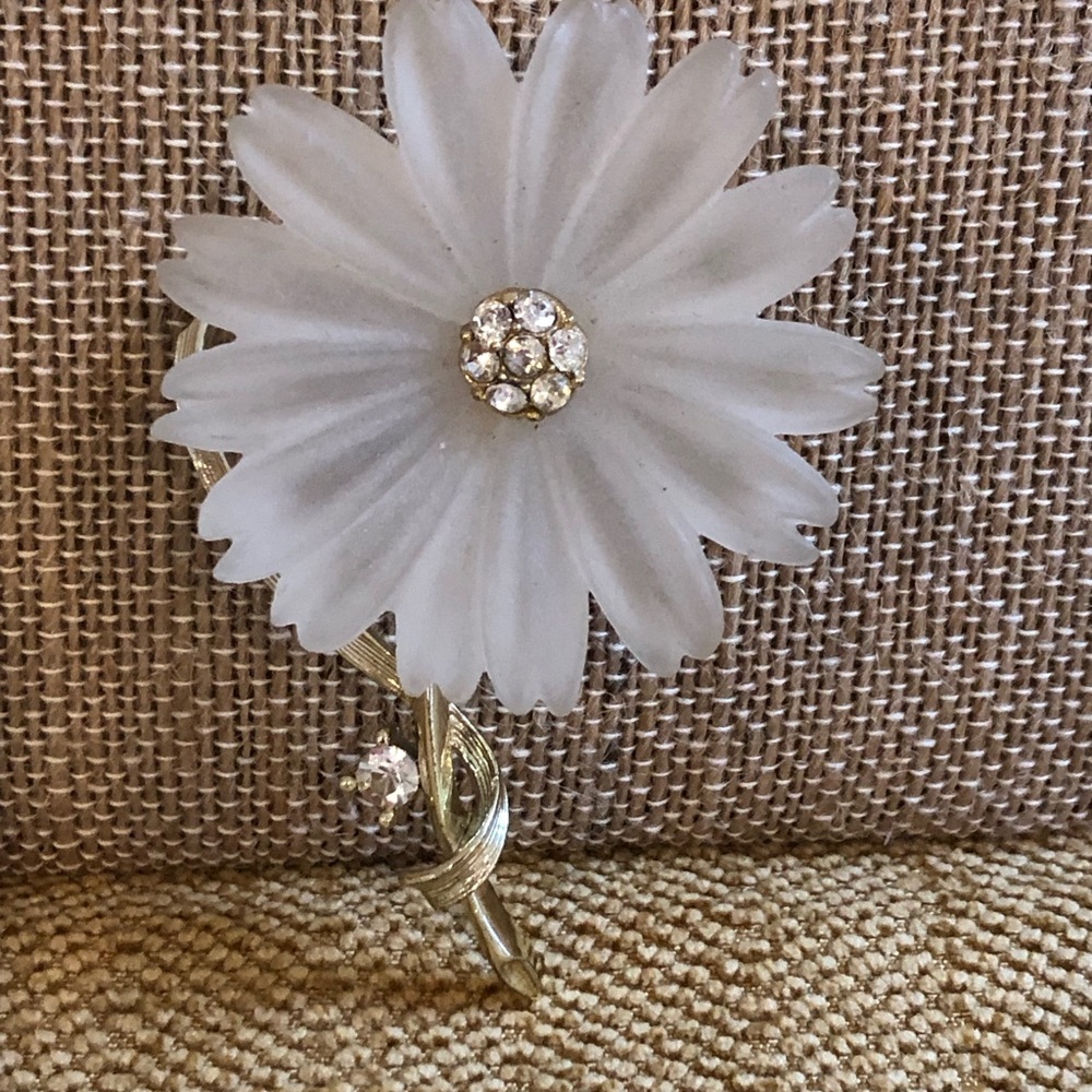 Lisner vintage brooch